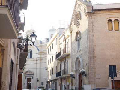 ...si erge a pochi passi dalla chiesa di San Domenico